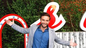 Måns Zelmerlöw har tidigare fungerat som programledare för Allsång på Skansen. Allsång på Skansen