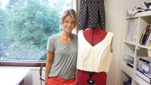 28-åriga Elin Sandholm är redan en erfaren sömmare och designer. Arkivbild. Elin Sandholm designar och syr kläder.