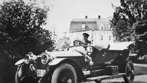 Svartå bruk var en föregångare. Järnbruket grundades redan på 1500-talet. Senare fanns också en av Finlands första bilar på Svartå slott. Rolls Royce Silver Ghost framför Svartå slotts huvudbyggnad 1912.
