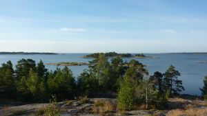 Föreningen funderar på hur alla ska kunna ta sig till stranden. Vackra vyer vid Rävberget i Kopparnäs.