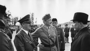Mannerheim och Hitler träffades två gånger under andra världskriget. Först i Finland, sedan i Tyskland. Mannerheim samtalar med Hitler