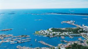 Så här såg Quattrogroups planer för området ut 2012. Företaget gick sedermera i konkurs. En luftbild över hur hotellen på Fabriksudden och bostäderna på Drottningberg i bakgrunden ska se ut. I mitten Östra hamnen i Hangö.