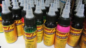 Tatueringsfärger Tatueringsfärger i partihandeln Nordic tattoo supplies hylla i Pemar utanför Åbo