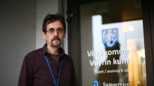 Markku Niskala håller som bäst på och skriver ett förslag till utlåtande som Vörå kommun ska ge till NTM-centralen. Markku Niskala.