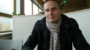 Tatu Rauhamäki (Saml) tycker Helsingfors ska bära sitt strå till stacken. Tatu Rauhamäki leder Samlingspartiets fullmäktigegrupp i Helsingfors.