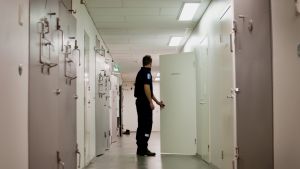 OBS! Bilden är tagen i Raseborg och har ingen koppling till fallet i Brahestad. Häktet på polisstationen i Ekenäs