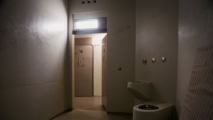 Polisens förvaringslokaler är inte ämnade att inhysa fångar i långa perioder. OBS! Bilden är tagen i Raseborg och har ingen koppling till fallet i Brahestad. Häktet på polisstationen i Ekenäs