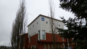 Det kan hända att AKK-eleverna går i skola i baracker bakom Sjundeås kommunhus. Sjundeå kommungård i november 2012. I bakgrunden skymtar den gräsplan där en flyttbar kanslibyggnad ska få plats.
