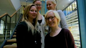 Från vänster, Lotta Kujala, Inari Natri, Anni Pesonen och Mia Eriksson. De studerar produktionsekonomi i Otnäs. Fyra unga kvinnor, (fr vänster Lotta Kujala, Inari Natri, Anni Pesonen och Mia Eriksson bak till höger) står i trappan i produktionsekonomins byggnad i Otnäs. De studerar vid Aalto-universitetet och vill bli chefer i framtiden.