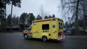 I Västnyland är avstånden långa och det märks ibland när ambulanserna ska hinna fram inom utsatt tid. Ambulans