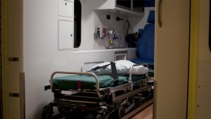 Kvinnan transporterades flera gånger från vårdenhet till vårdenhet. Bår inuti ambulansen.