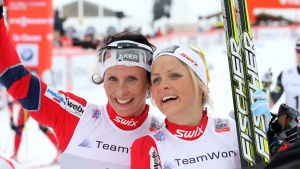 Nästa vinter är Therese Johaug (t.h.) tillbaka från sin dopningsavstängning. Marit Björgen och Therese Johaug på pallen i La Clusaz.