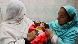 Vaccineringen mot polio har tagit hård skada av hot och angrepp mot vaccineringsteamen, både i Afghanistan och grannlandet Pakistan. Hjälparbetare vaccinerar barn i Pakistan, vaccinen betalas av UNICEF