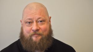 Juha-Heikki Tihinen är konstvetare och kurator för Pro Artibus. Han menar att Tom of Finland har skapat sin egen värld inom konstvärlden.