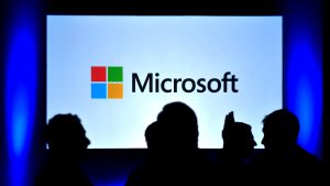 Microsoft lovar att utreda uppgifter om en programkod som gör möjligt att bryta sig in i Windows-system Microsoft lanserade Windows 8 i Indien i oktober 2012