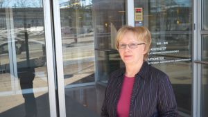 Marja-Leena Stenroos vid Regionförvaltningsverket ska syna flytten i sömmarna.