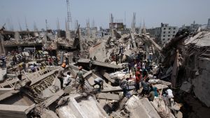 Över 1 100 personer omkom när fabriksbyggnaden utanför Dhaka kollapsade. Många finns kvar i rasmassorna
