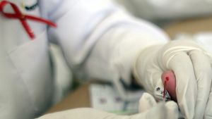 Gå och testa dig med ett snabbtest om du är orolig. En sköterska gör ett hiv-test i Honduras