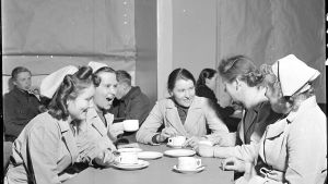 De här 40-tals sömmerskorna hade saker att diskutera på kaffepausen, trots att det inte fanns några tv-serier. En kafferast under Vinterkriget.