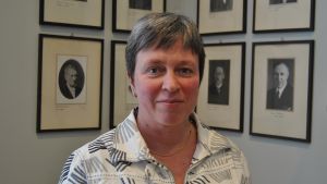 Borgå gymnasiums rektor Monica Johansson. Rektor Monica Johansson: Det är oartigt att använda telefonen under lektionen!