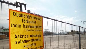 Norra hamnen våren 2013. Ett staket med förbudstext: Obehörig vistelse förbjudet inom hamnområdet. Tekniska centralen.
