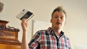 Det här är en bra bild för att den är skarp och fotograferad tillräckligt nära i tillräckligt med ljus. Dessutom har man fångat Kaj Korkea-Aho i en rörelse som är illustrativ tack vare boken han håller upp. Kaj Korkea-aho.
