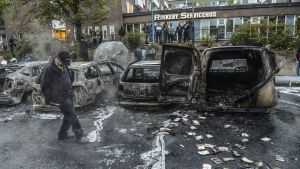 Bilbränderna i Sverige har startat en het debatt om kriminaliteten i förorterna och polisens roll. Brända bilar i Rinkeby