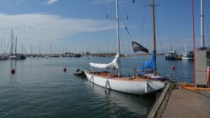 Hamnkapten Oscar Cavonius har observerat att många skjutit fram sommarens första seglats på grund av det kalla och blåsiga vädret. En av båtarna som tävlar i årets regatta.