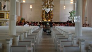 En konsert hålls i Fiskars, de övriga kan man lyssna på här i Ekenäs kyrka. Förberedelser i kyrkan inför sommarkonserterna.