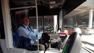 I bussarna i huvudstadsregionen kommer det också fortsättningsvis att vara möjligt att köpa biljett av chauffören.
