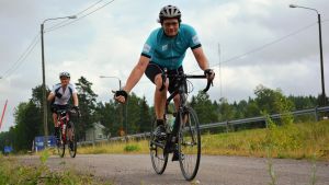 Glada cyklister under touren 2013, Hanna Sihlman och Mikael Kokkola. tour de östnyland