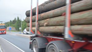 Riksväg 25 löper genom Raseborg och utgör en del av logistikkorridoren från Hangö till Lojo. Riksväg 25 i Ekenäs.