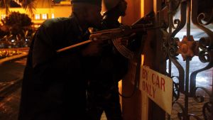 Soldater bevakade Westgate från en byggnad i närheten under al-Shabaabs belägring av köpcentret i centrala Nairobi.