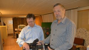 Ekenäs TV:s Leif Stenwall till höger och Bo-Martin Ljungqvist. Butti Ljunqvist och Leif Stenwall visar den första kameran på Ekenäs TV.