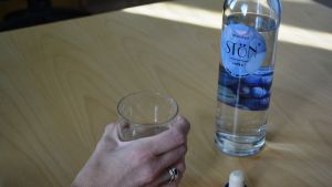 Olika former av missbruk figurerar nästan alltid då det är fråga om grova våldshandlingar. Missbruket har ökat markant bland kvinnor. vodkaflaska, glas, hand