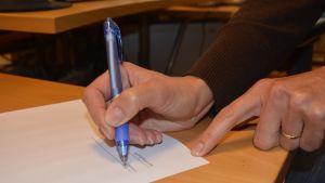 Håll huvudet kallt ifall en hemförsäljare ringer på. Skriv under inga omständigheter på genast utan att ha fått betänketid och utan att ha tagit offerter av andra företag. Underskrift på avtal