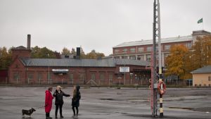 Motståndet kallade sig "Ingen Citymarket i Norra hamnen". Styrelsen för föreningen Norra hamnen pÃ¥ hamnplanen i Ekenäs, frÃ¥n vänster viceordförand Gustav Hafrén, ordföranden Ylva Rancken-Lutz och kommunikatör Fia Doepel.