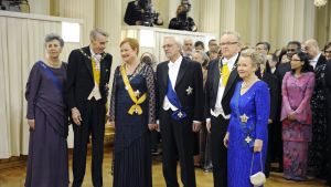 Presidenterna Mauno Koivisto, Tarja Halonen och Martti Ahtisaari samlade på slottsbalen 2010. Presidenterna på slottet 2010.