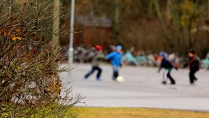 Styrdokumenten är tydliga, påpekar professor Kristina Ström. I första hand ska barn få gå i vanlig klass. Skolbarn spelar fotboll