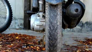 Som 16-åring kan du välja att köra lätt motorcykel. Den har inga hastighetsbegränsningar. mopedhjul