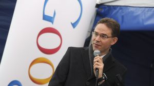 Statsminister Jyrki Katainen välkomnade i november 2013 Googles beslut om att investera mera i Fredrikshamn.