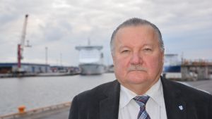 Paavo Lyytikäinen går i pension, men lämnar efter sig bland annat hopp om mera passagerartrafik mellan Hangö och Estland. Hamndirektör Paavo Lyytikäinen.