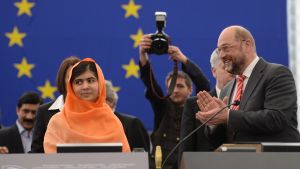 Malala Yousafzai har fått många priser för sin kamp för flickors skolgång. Malala Yousafzai fick EU-parlamentets människorättspris Sacharov-priset
