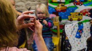Några gånger i veckan ordnar rikssvenska Yvonne Leipsalu frivilligt en öppen förskola i svenska församlingens lokaler. Här samlas föräldrar och barn för att snacka svenska och fika tillsammans. En sångstund med svenska barnvisor finns alltid med i program