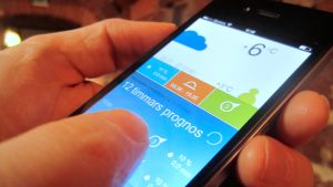 Många följer noggrant med vädret i olika väderappar. bild på smarttelefon med vädertjänst