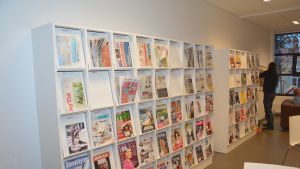 Totalt 260 tidskrifter fanns ifjol till förfogande på biblioteken i Raseborg. Tidningshyllan i läsesalen.