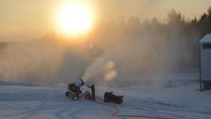 Det kan hända att kanonerna skjuter snö redan på måndag kväll (4.12). (Arkivbild). snökanoner i påminne