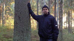 Patrik Byholm I Sydösterbotten finns ett fåtal privata skogar som är skyddade. Här är Patrik Byholm i en av dem, i västra Närpes.