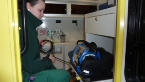 Idag sköter Ekenäs sjuktransport ambulansen i Raseborg och Ingå. Oona Panula, första vårdare med YH-utbildning. Jobbar på Ekenäs sjuktransport.