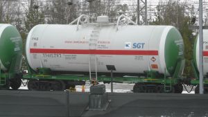 Redan nu trafikeras banan av tåg med oljetransporter till Sköldvik. Gasvagn